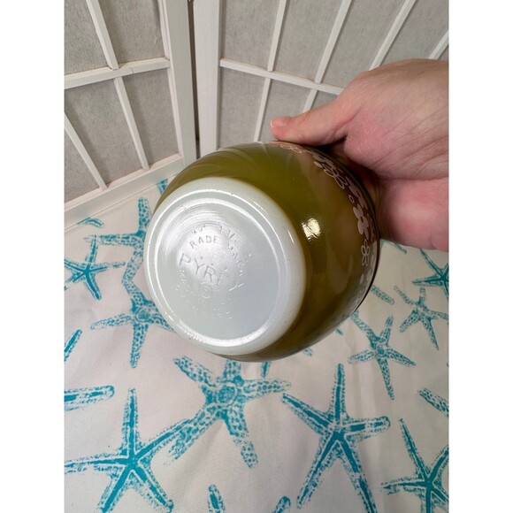 Vintage Pyrex Mixing Bowls 2 - Picture 7 of 12